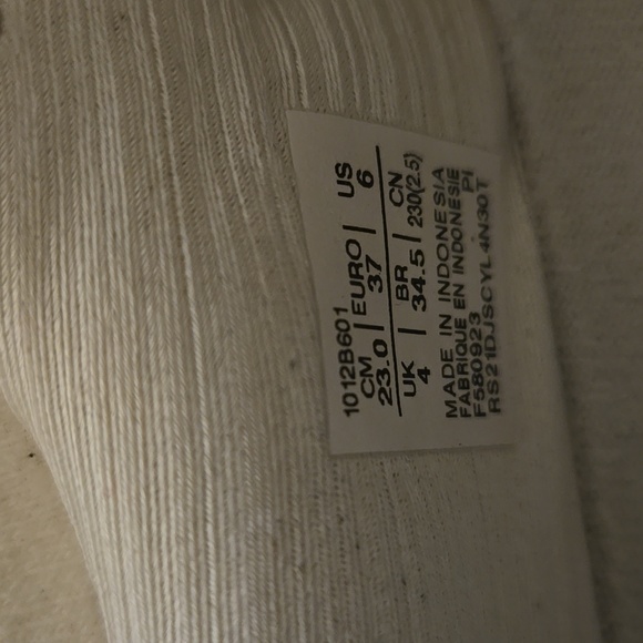 ASICS - Picture 5 of 12